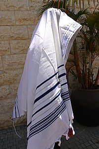 טלית צמר רחלים  נעימה ואיכותית עם פסים כחולים טלית צמר רחלים  נעימה ואיכותית עם פסים כחולים