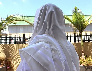 טלית חתנים לבנה: קלאסיקה של יופי וטהרה טלית חתנים לבנה: קלאסיקה של יופי וטהרה