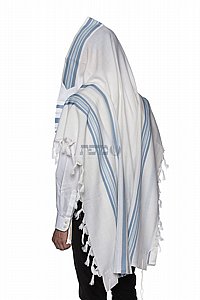 טלית דגם "למנצח" בגוון לבן עם פסי תכלת טלית דגם "למנצח" בגוון לבן עם פסי תכלת