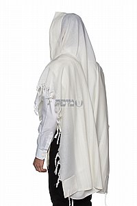 טלית דגם "למנצח" בגוון לבן טלית דגם "למנצח" בגוון לבן