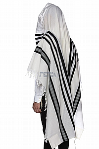 טלית דגם "מודים" עם פסים שחורים טלית דגם "מודים" עם פסים שחורים